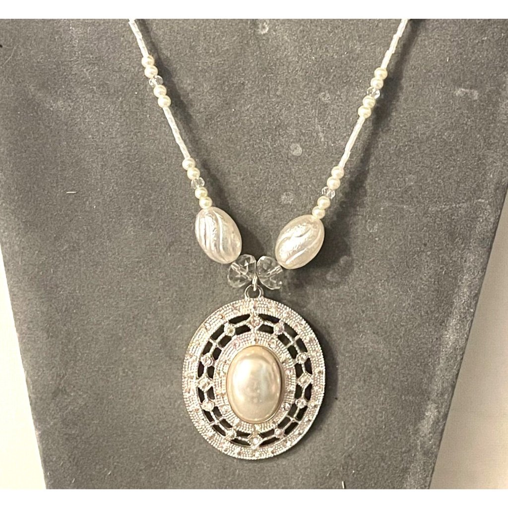 Handcrafted Silver And Pearl Like Oval Pendant Necklace 5007 22$